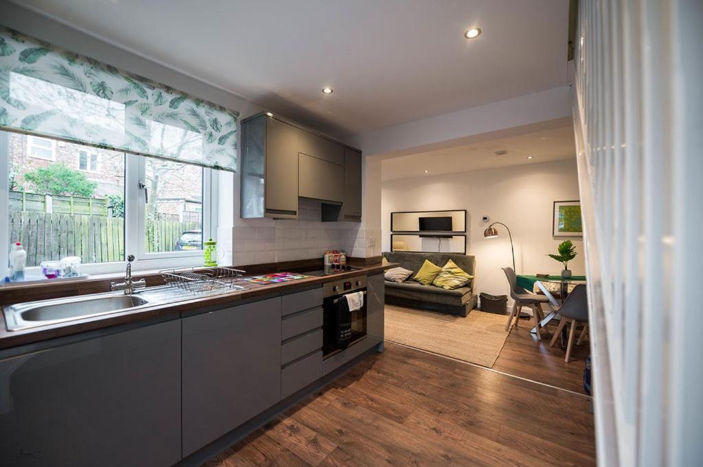 Air Host And Stay - Apartment 5 Broadhurst Court Sleeps 6 Minutes From Town Centre Stockport Dış mekan fotoğraf