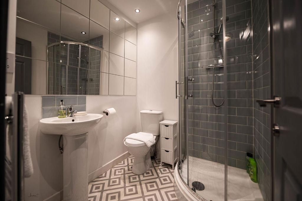 Air Host And Stay - Apartment 5 Broadhurst Court Sleeps 6 Minutes From Town Centre Stockport Dış mekan fotoğraf