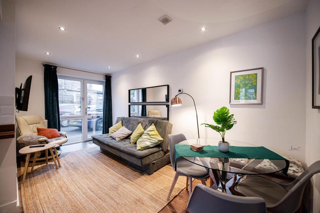 Air Host And Stay - Apartment 5 Broadhurst Court Sleeps 6 Minutes From Town Centre Stockport Dış mekan fotoğraf