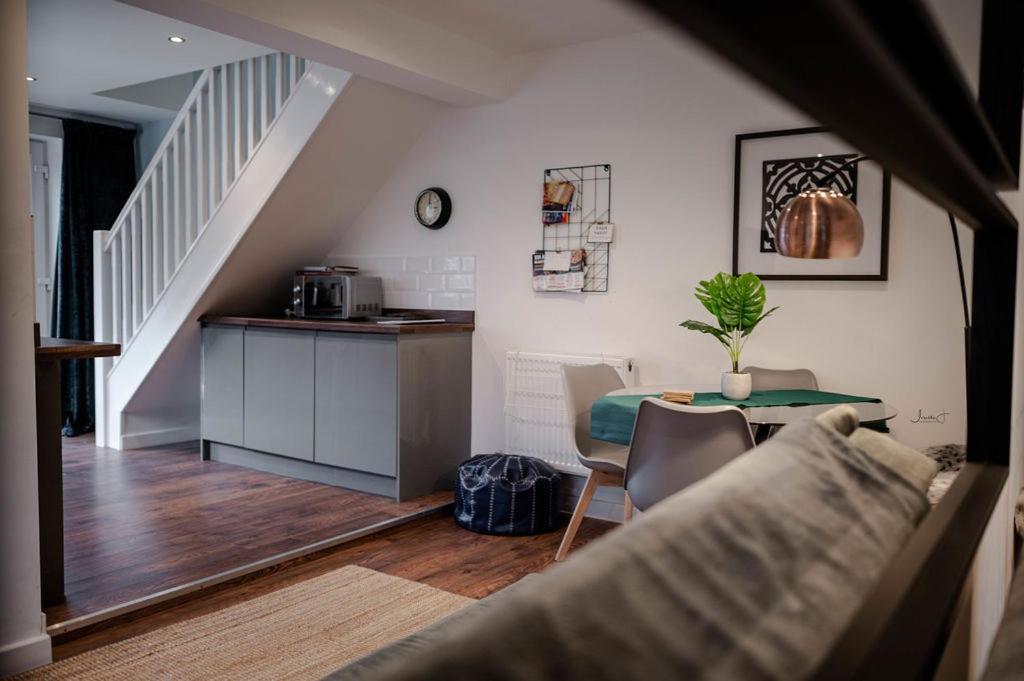Air Host And Stay - Apartment 5 Broadhurst Court Sleeps 6 Minutes From Town Centre Stockport Dış mekan fotoğraf