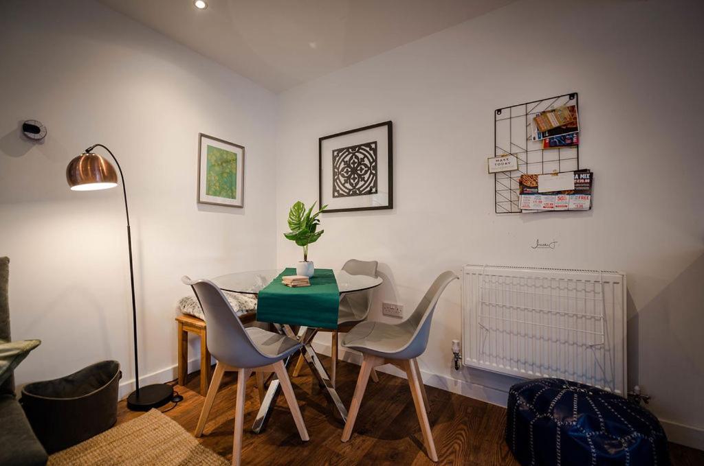 Air Host And Stay - Apartment 5 Broadhurst Court Sleeps 6 Minutes From Town Centre Stockport Dış mekan fotoğraf
