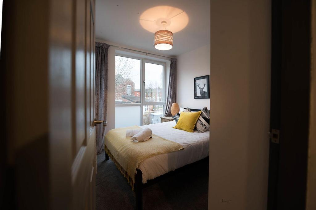 Air Host And Stay - Apartment 5 Broadhurst Court Sleeps 6 Minutes From Town Centre Stockport Dış mekan fotoğraf