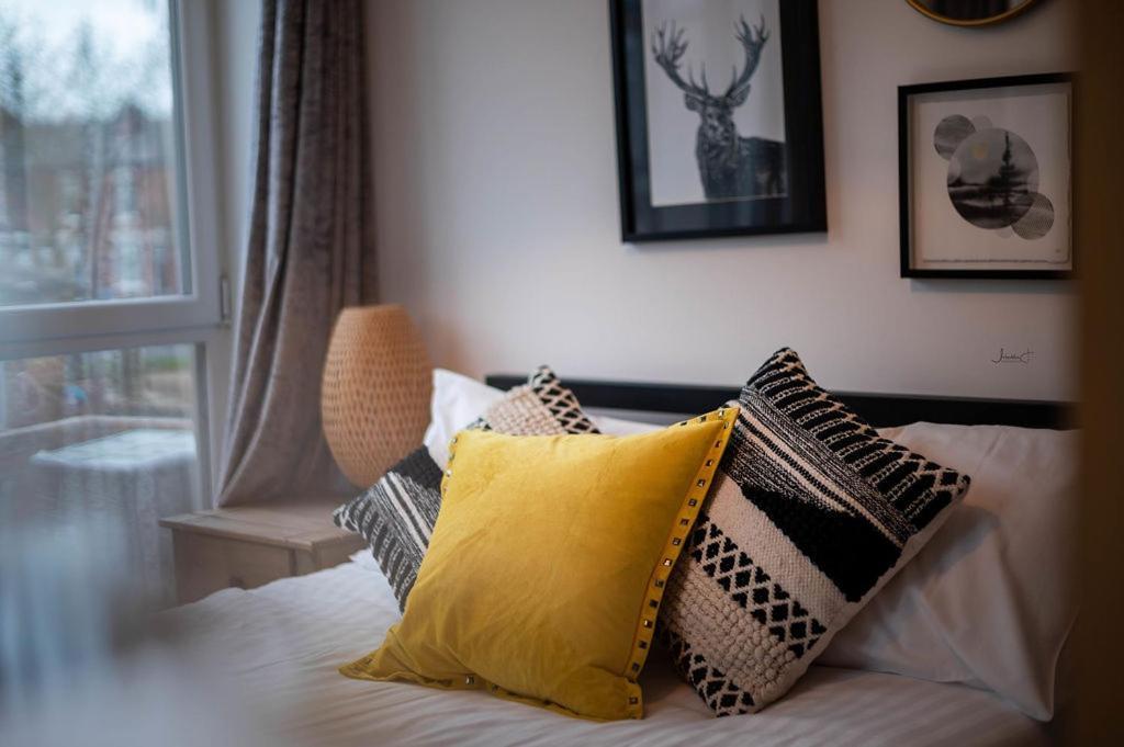 Air Host And Stay - Apartment 5 Broadhurst Court Sleeps 6 Minutes From Town Centre Stockport Dış mekan fotoğraf