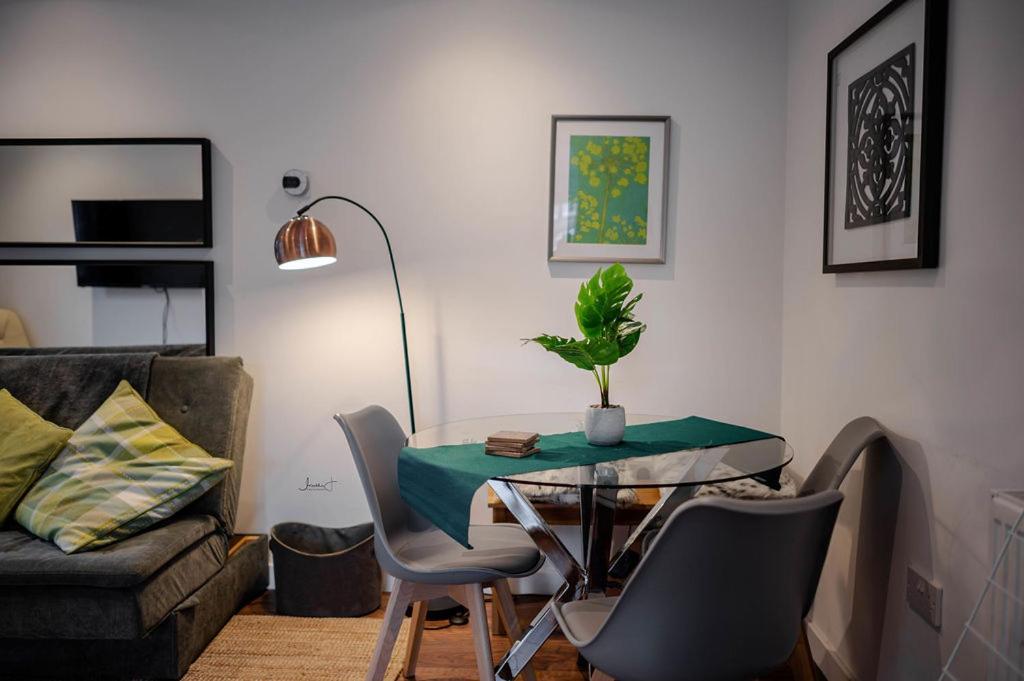 Air Host And Stay - Apartment 5 Broadhurst Court Sleeps 6 Minutes From Town Centre Stockport Dış mekan fotoğraf
