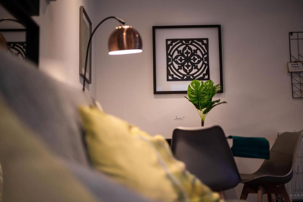 Air Host And Stay - Apartment 5 Broadhurst Court Sleeps 6 Minutes From Town Centre Stockport Dış mekan fotoğraf